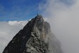 Nuvole ventose attorno alla cima.