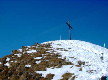 La Croce indica che la salita è giunta al termine. Come si può vedere la neve non era abbondante, ma abbastanza per permettere una sciabile discesa.