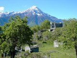 Vecchie baite di San Giuliano e sullo sfondo il Monte Legnone.