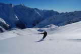 Discesa sui pendii immacolati dalla Cima di Profa Alta, sullo sfondo la Cima di Pietra Rossa 3283 m.