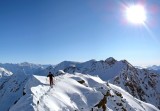 Ultimi passi alla Cima Riacci. Alle spalle dell'alpinista, il Pizzo Coppetto 3066 m.