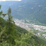 Fra le cime spunta Tirano.