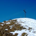 La Croce indica che la salita è giunta al termine. Come si può vedere la neve non era abbondante, ma abbastanza per permettere una sciabile discesa.