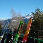 Anche gli sci prendono il tiepido sole che ha accompagnato la giornata...