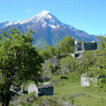 Vecchie baite di San Giuliano e sullo sfondo il Monte Legnone.