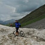 Attraversamento nevai sul Passo Trela.