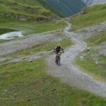 Poco prima del Passo Alpisella tutti in fila.