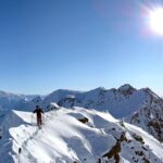Ultimi passi alla Cima Riacci. Alle spalle dell'alpinista, il Pizzo Coppetto 3066 m.