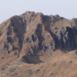 Monte Duria: rossa canalino di salita, verde traccia di discesa con segnavia.