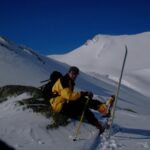 Sosta sulle sponde del Lago del Lunghin, completamente gelato e coperto di neve.