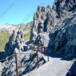 Un tratto di percorso scavato nella roccia.